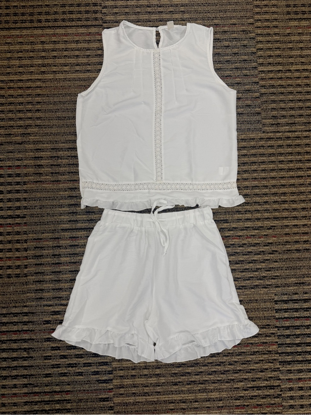 Source Unknown New. Med. White Sleeveless Ruffle Tunic Top & Short Set